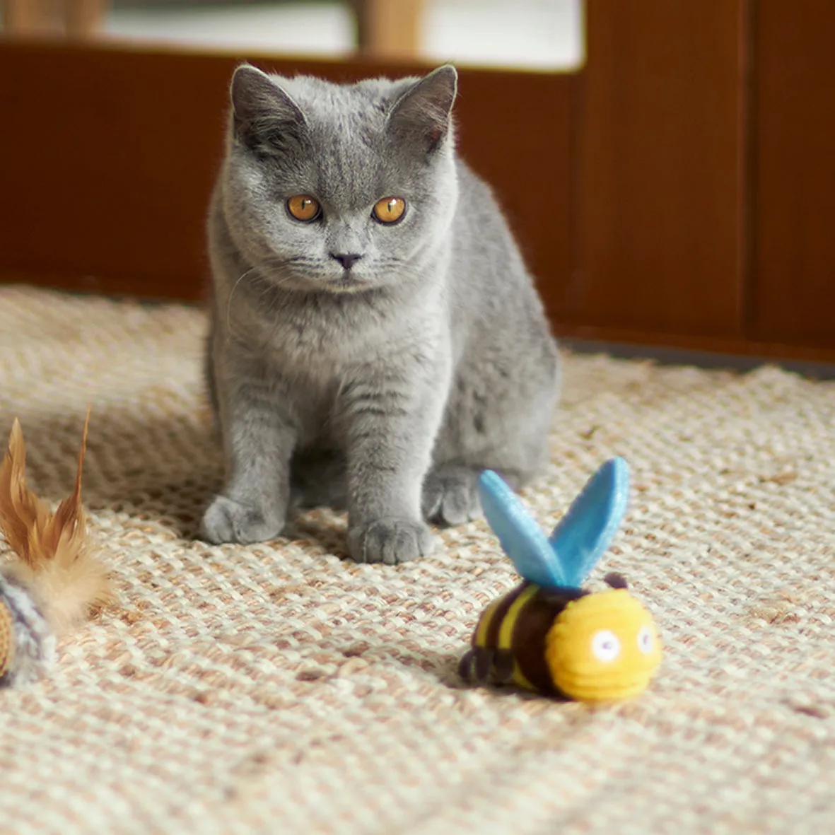 Kazoo Buzzing Bee Cat Toy